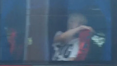 在巴士上给XIUMIN顺毛的鹿晗