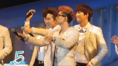 赫宰指挥大家唱出道祝福歌