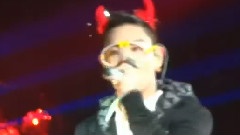 Top蹲下给自己带犄角