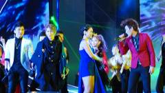 麦王艺人演绎串烧歌