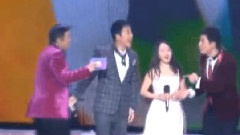 毛宁牵手杨钰莹出场