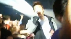 走到台下从粉丝中间穿过