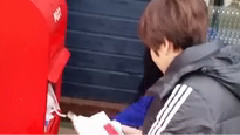 圭贤(Super Junior) - 在MOM House收集信件