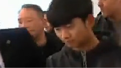 金秀贤来了 微笑挥手没架子 粉丝嗨翻