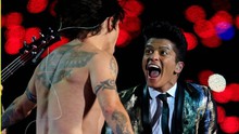 火星哥Bruno Mars联手Red Hot Chili Peppers献唱2014超级碗中场秀