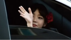 有礼貌的向歌迷挥手