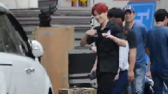 人气歌谣大楼外 防弹少年团挥手