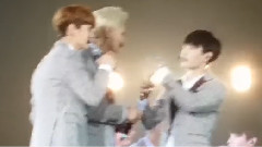 黄子韬掉下舞台