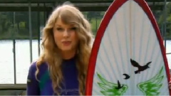 Taylor Swift - 2010 Teen Choice Awards Surfing Clip