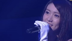 泣きながら微笑んで