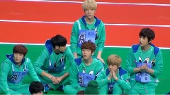 观看比赛或互相打闹的EXO