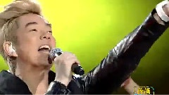 对面的女孩看过来