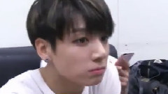 防弹少年团官网更新:吃冰淇淋!