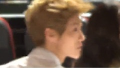 台下左看右看的小鹿