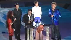 谢霆锋和刘德华颁奖给陈奕迅