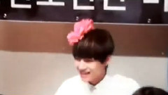 头上戴花的金泰亨