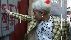 G-Dragon在小胡同拍Crooked