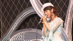 泣きながら微笑んで