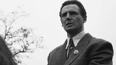 穿红衣的小女孩