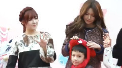 秀英把围巾当头巾绑在小孩头上