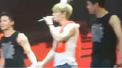 金在中戴着饭送的可爱发箍谢幕