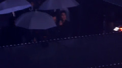 世勋 & Lay撑伞看表演