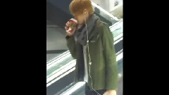 吴亦凡机场喝奶茶